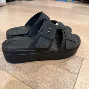 CROCS BROOKLY LOW WEDGE BLACK SLIP ON SANDALS SHOES WOMENS 10